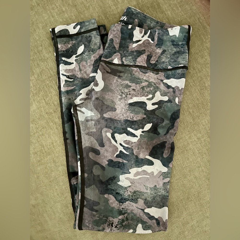 WITH - Wear It To Heart Camo Print Leggings Small - Worn 1x - Like New